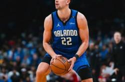 九游体育-科维托娃重返赛场，战术调整首场状态出色，勇士观众沸腾！