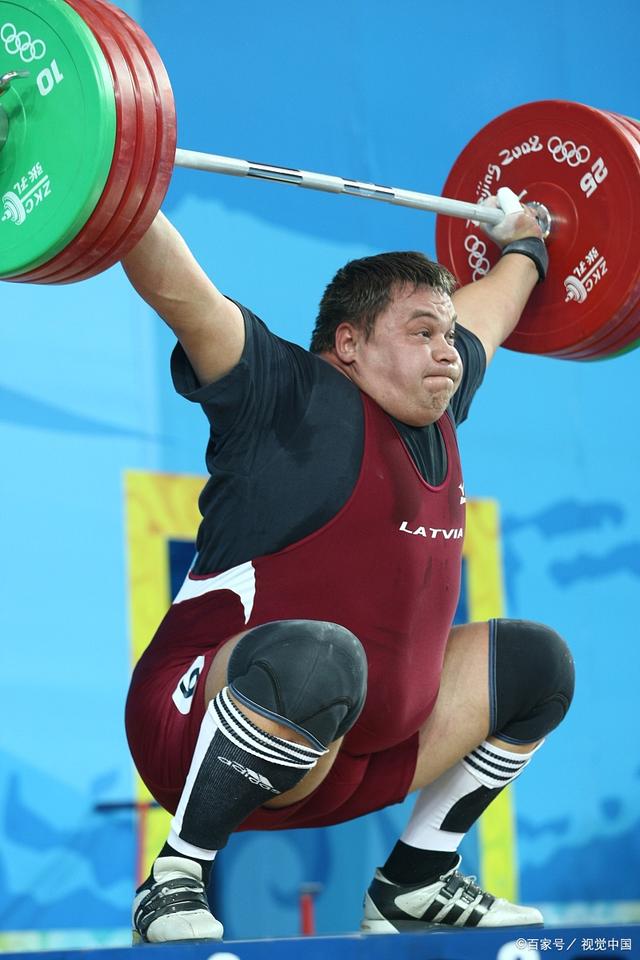  一球员在比赛中遭割喉去世 